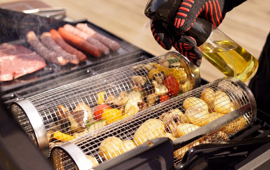 Serverer grillede grønnsaker fra kurven