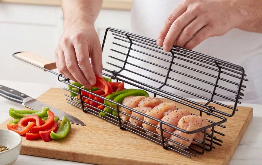 Fyller grillkurven med ferske råvarer