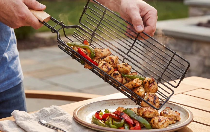 Serverer grillede grønnsaker fra kurven