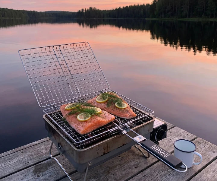 Grillkurv som griller mat på grillen